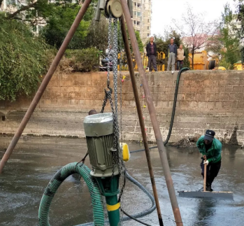 昆明如意湖改造用到了起重三腳架和倒鏈